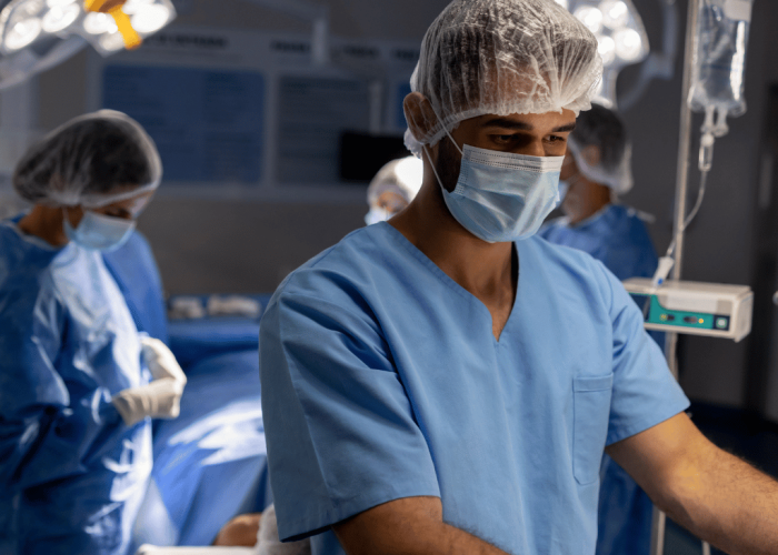Cirujano y anestesiólogo en sala médica